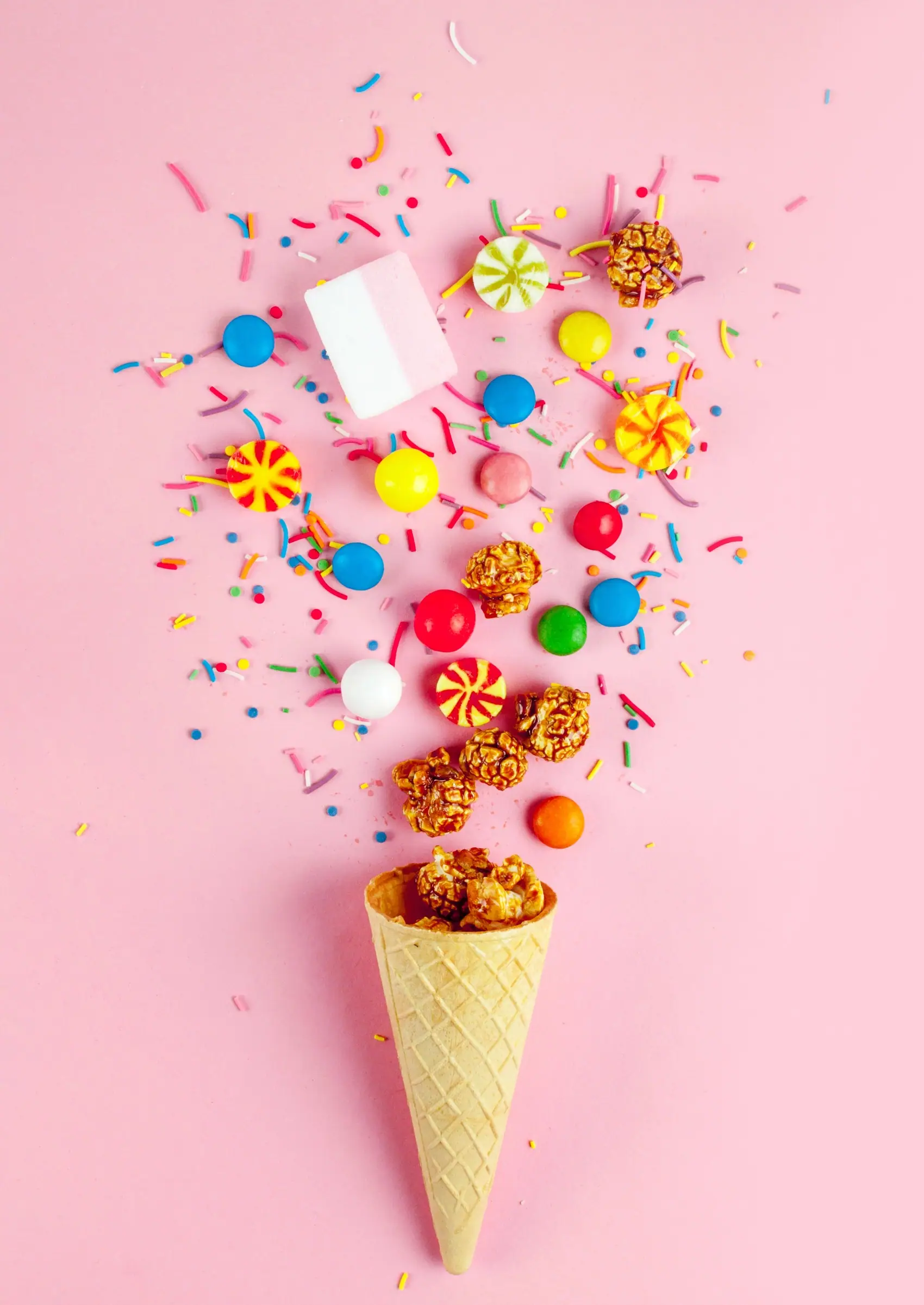 Bunte Süßigkeiten und Popcorn in einer Waffel als Candy Bar für den Kindergeburtstag